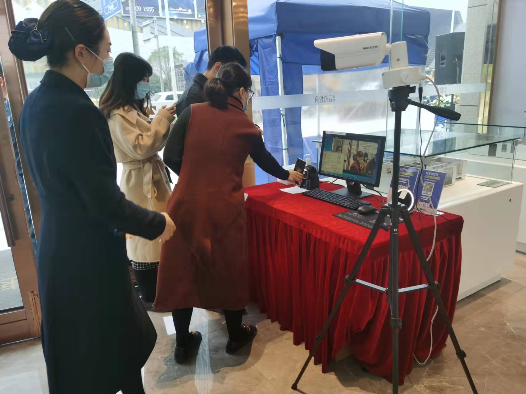 1639384567286420.jpg 圖為展廳內(nèi)防疫工作開(kāi)展2.jpg